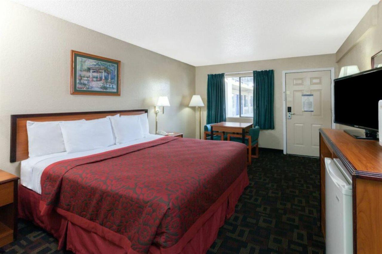 Days Inn Oklahoma City West Экстерьер фото