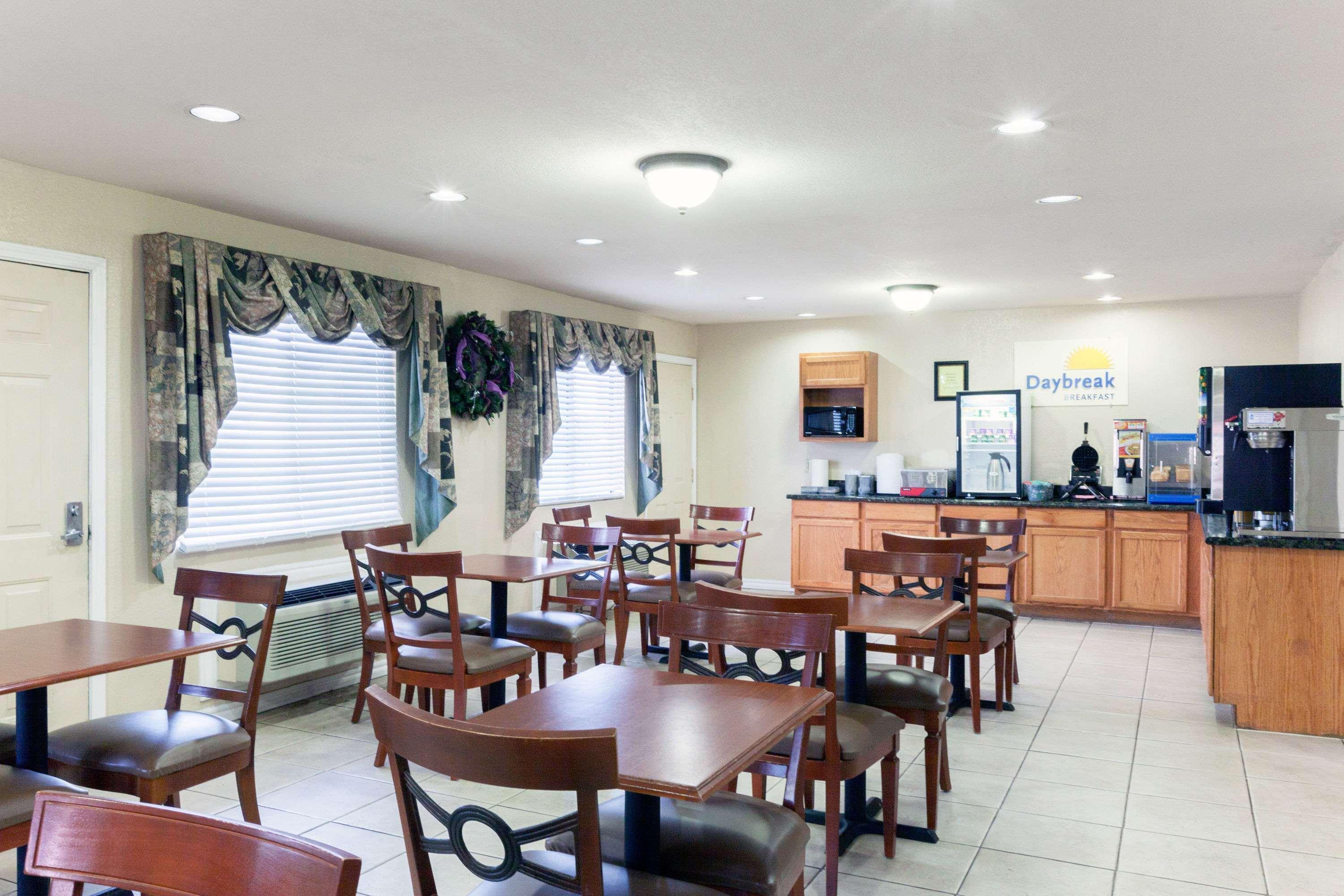 Days Inn Oklahoma City West Экстерьер фото